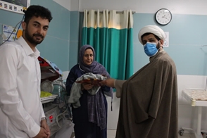 اهدای هدایای فرهنگی ویژه‌ی عید فطر به مادران بخش نوزادان در بیمارستان فاطمیه 