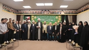 تقدیر امام جمعه همدان از خانواده شهدای والامقام و پنج تن از پرستاران به نمایندگی از جامعه پرستاری استان