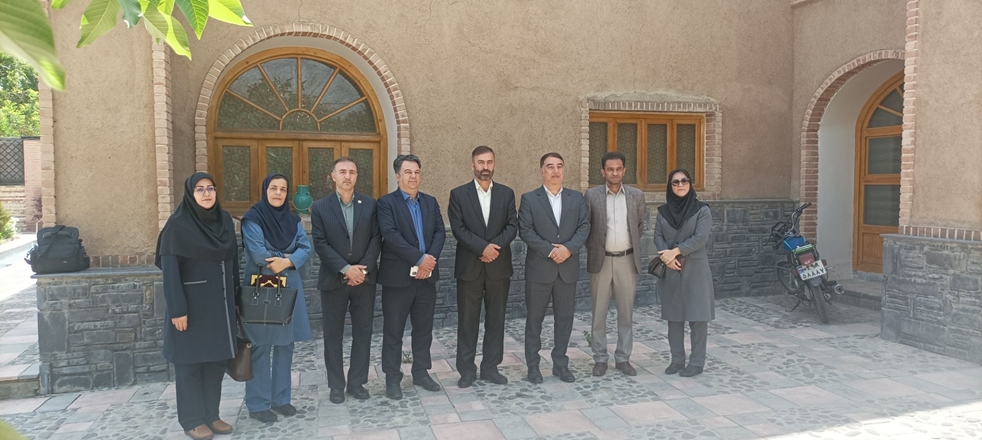 بازدید مدیر و پرسنل سازمان میراث فرهنگی و گردشگری همدان از مجموعه بدیع الحکما