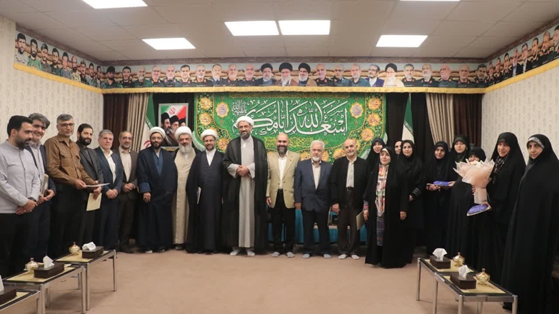 تقدیر امام جمعه همدان از خانواده شهدای والامقام و پنج تن از پرستاران به نمایندگی از جامعه پرستاری استان